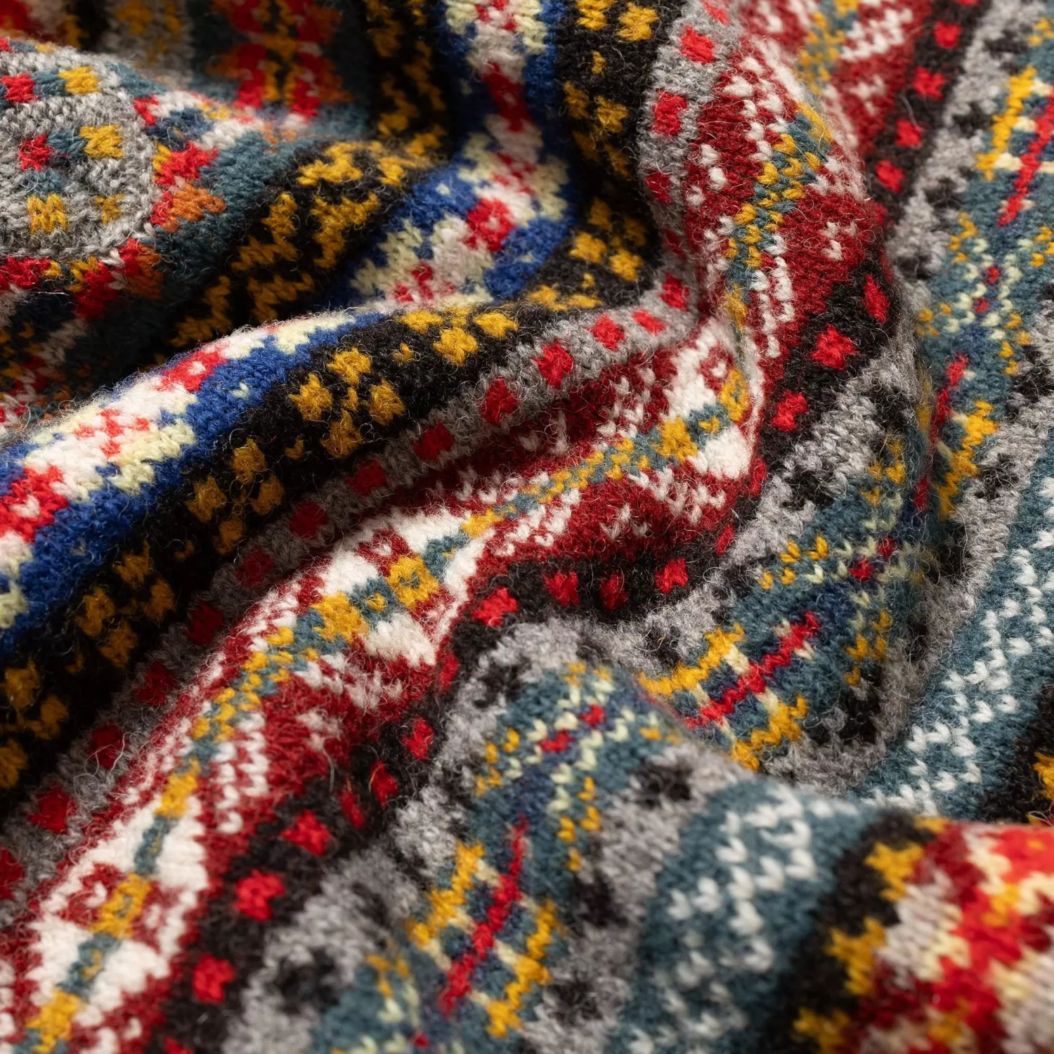 Jamieson's Of Shetland Knitwear<Jamieson's for Clutch Cafe Fair-Isle V-Neck Pullover with Graduated Rib #136 Light Grey x Red